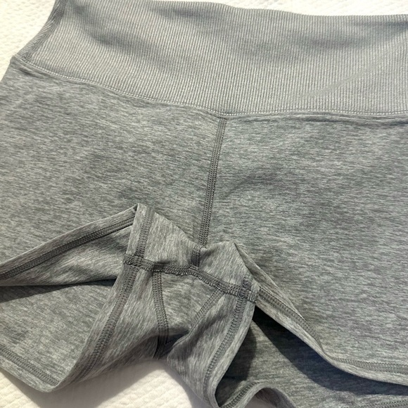 Alo Yoga Alosoft Aura Shorts 2” - Silver/Grey Medium - Picture 3 of 6